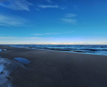 Zimowy widok na plażę w Jastarni