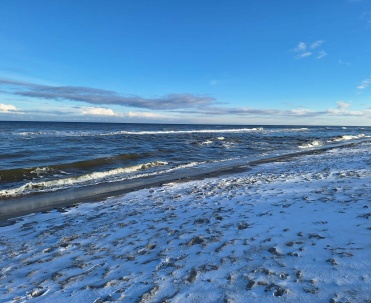 Zimowa sceneria plaży w Jastarni
